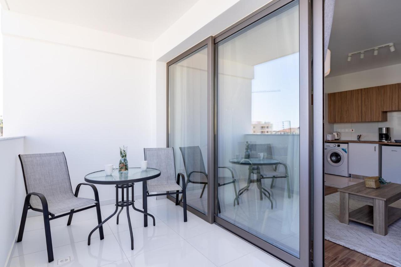 Livia Studio Apartment In Larnaca Luaran gambar